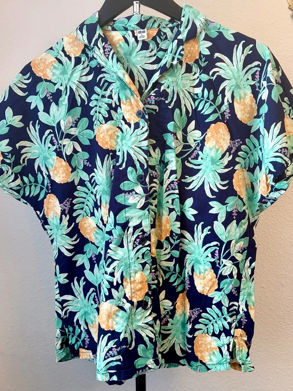 UNI QLO Navy Blue Top with Pineapple / Tropical Print Button-Down Shirt Size S - Picture 3 of 6